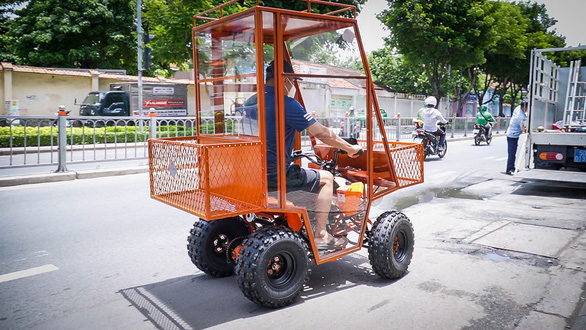 Anh Nguyễn Vĩnh Duy (huyện Nhà bè, TP.HCM) đã chế tạo ra chiếc "xe chống dịch” có gắn các tấm chắn giọt bắn bao quanh. (Nguồn ảnh: tuoitre.vn)